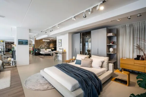 Modern ingerichte slaapkamer in een stijlvolle showroom aan de Oostelijke Handelskade.